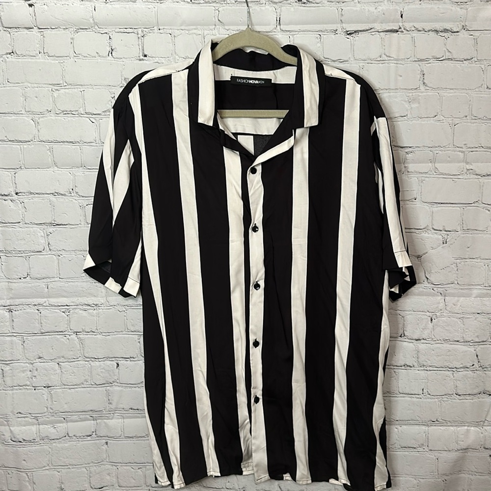 New with tags mens short sleeve button down black and white striped shir…